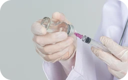 注射を準備している場面